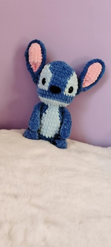 Kék, kézzel horgolt Stitch figura